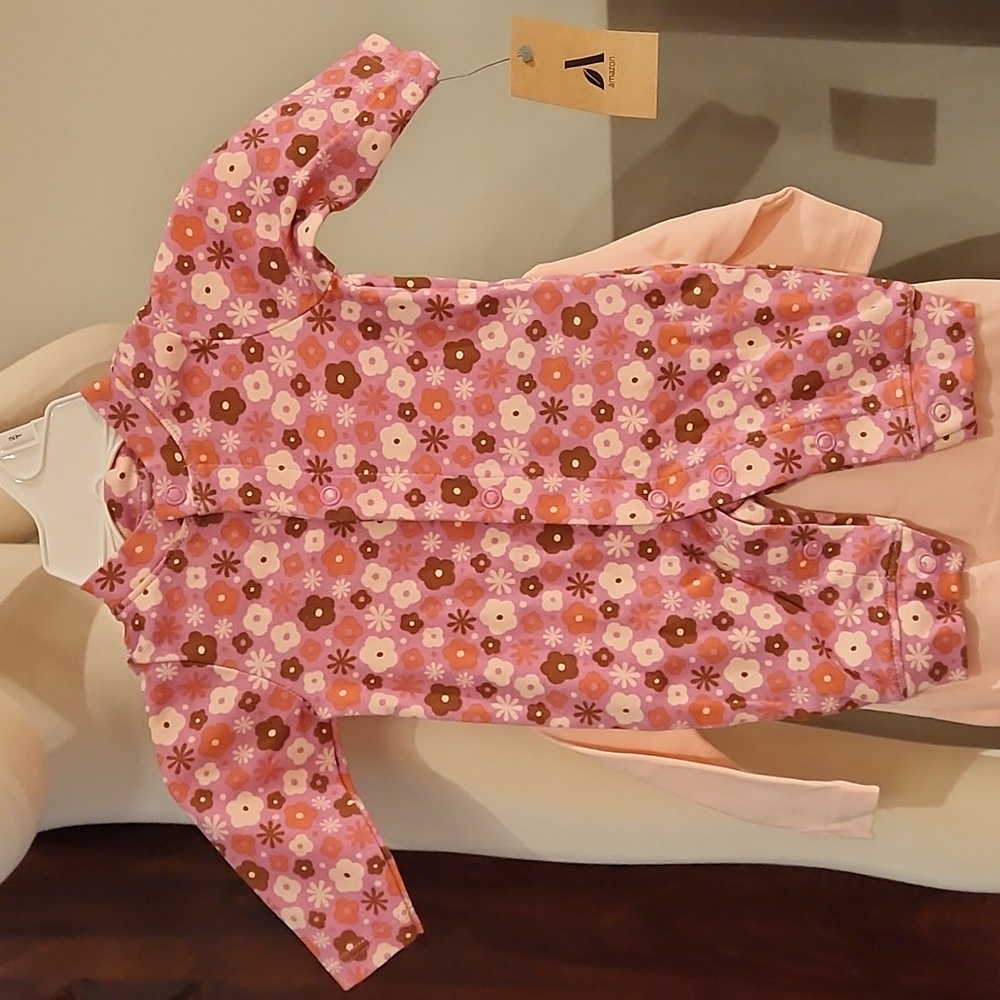 AMAZON BABY NEW GIRLS 2 PAIR OF PAJAMAS SIZE NB  SIZE 6M, Clearance